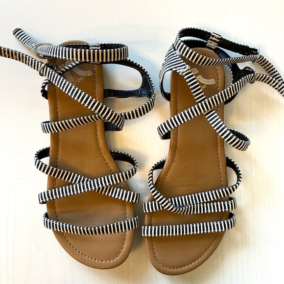 report strappy sandals